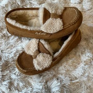 UGG woman's moccasin size 6. Tan